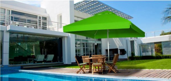 Sonnenschirm 4m x 4m Barbados grün im Garten mit Pool